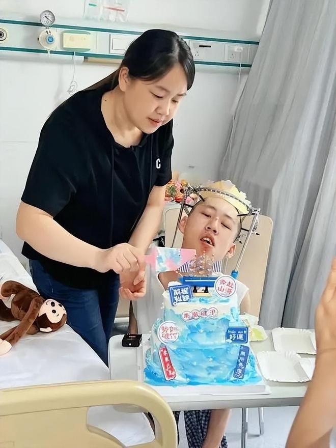 00后\"折叠男孩\"姜延琛出院了姜延琛，折叠男孩的成长之路——00后的坚韧与希望