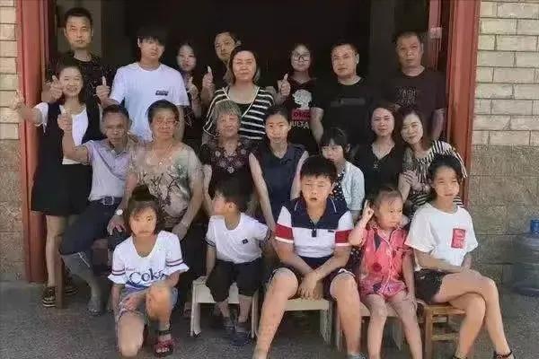 舅舅十几个外甥舅舅有十几个外甥在中国文化中是常见的情况。舅舅的外甥通常指的是他姐妹的子女。如果舅舅有多个姐妹，并且每个姐妹都有子女，那么舅舅的外甥数量就有可能增多。