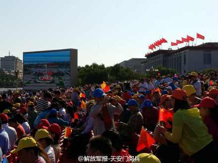 群众可到临时观礼台现场看阅兵群众可到临时观礼台现场观看阅兵，感受阅兵盛况