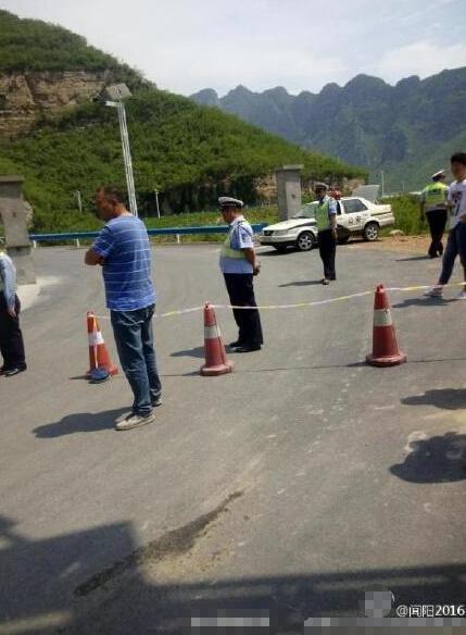 两游客勇救落入水库的车内母子两游客英勇救援落入水库的车内母子，无私之举彰显人间大爱